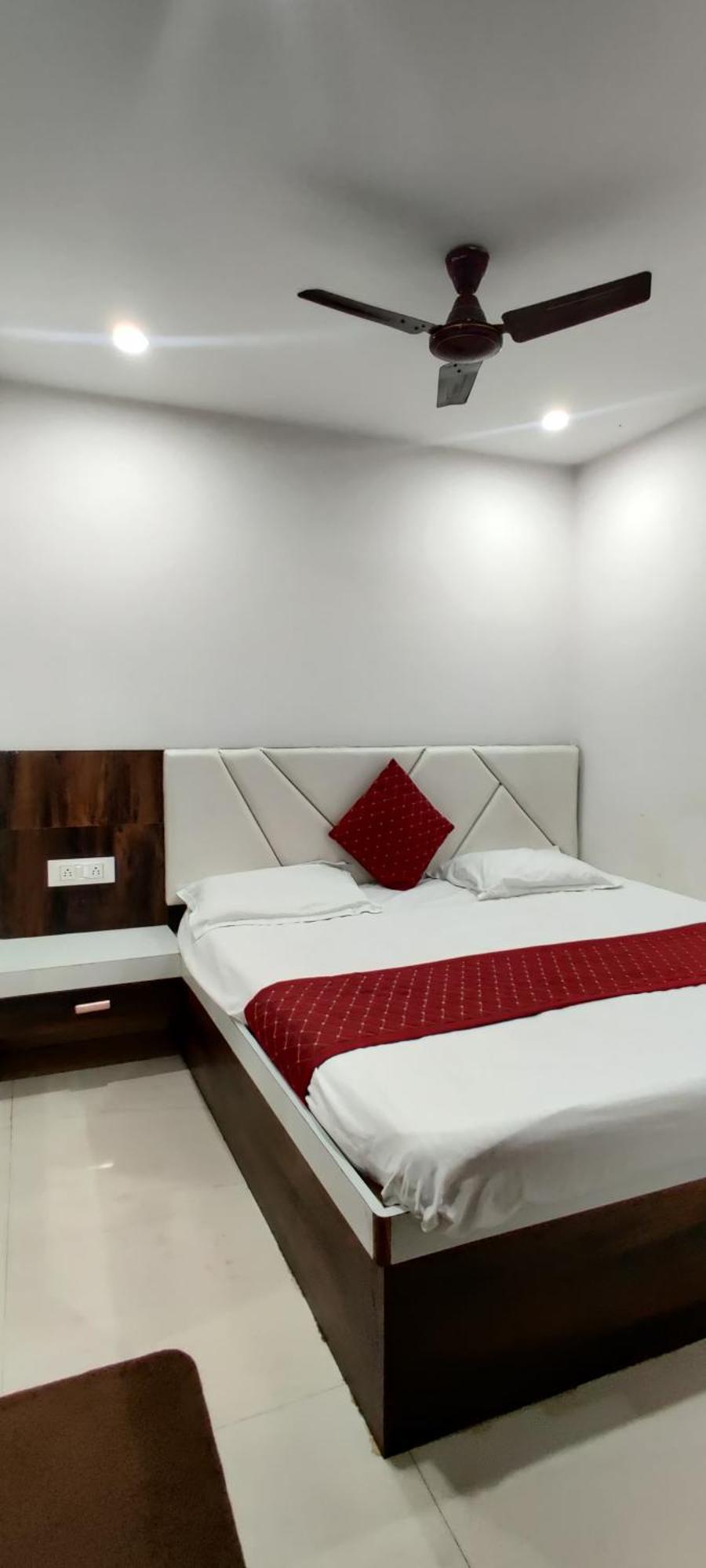 Cable Car Hotel Varanasi Exterior photo